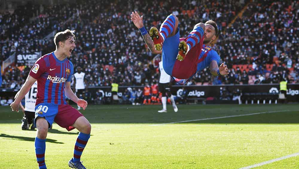 Selebrasi pemain Barcelona Pierre-Emerick Aubameyang merayakan gol bersama Gavi laga antara Valencia vs FC Barcelona di Liga Spanyol. Foto: REUTERS/Pablo Morano - INDOSPORT