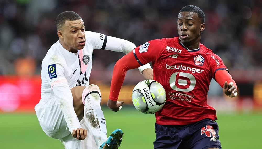 Duel dua pemain LOSC Lille Timothy Weah dan pemain Paris Saint Germain Kylian Mbappe di Ligue 1. Foto: REUTERS/Pascal Rossignol - INDOSPORT