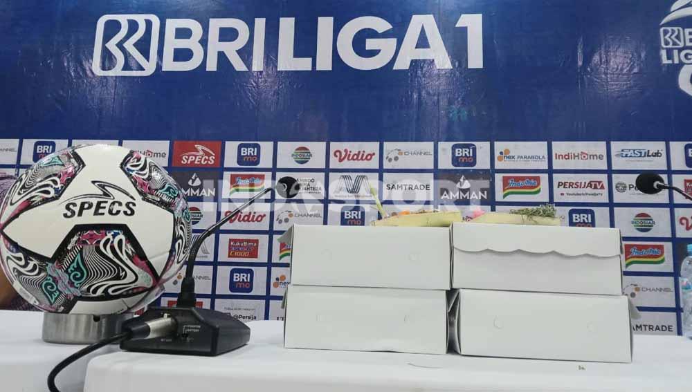 Pelaku UMKM di bidang katering turut tergerak selama even BRI Liga 1. Foto: Ian Setiawan/Indosport.com