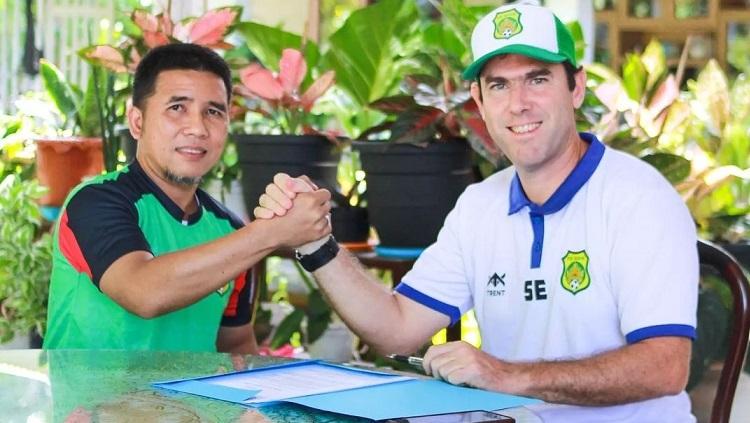 Pelatih asal Chile, Simon Elissetche, saat meneken kontrak di PS Siak.