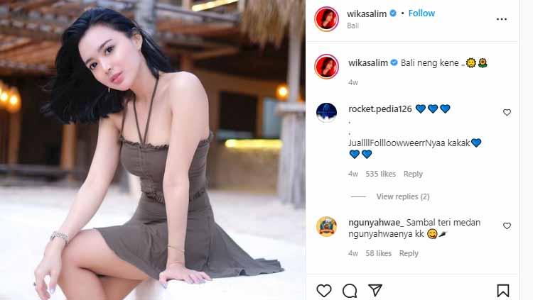 Penyanyi Wika Salim melakukan pose panas di kolam renang.