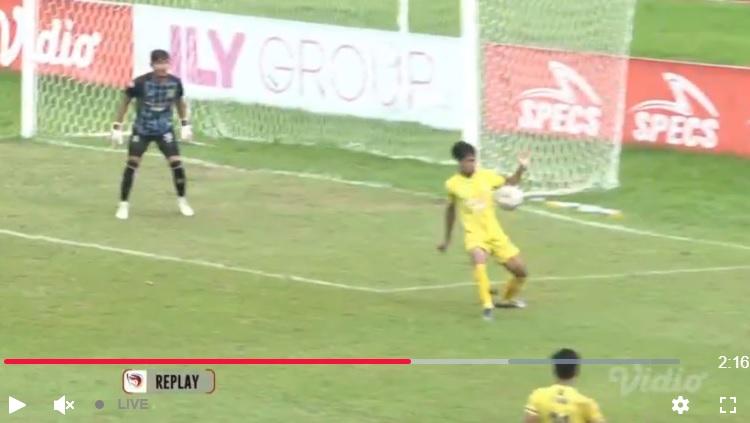 Tangkapan layar momen handsball pemain Persikota Tangerang di kotak penalti dalam pertandingan Liga 3 kontra Belitong FC, Rabu (23/2/22).