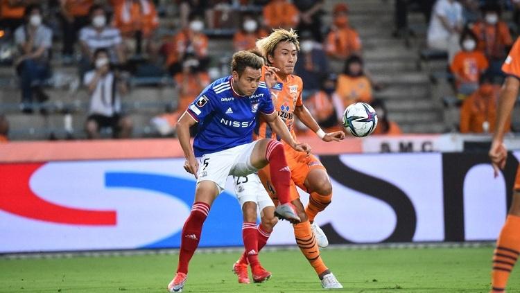 Aksi Theerathon Bunmathan saat berseragam Yokohama F. Marinos di Liga Jepang.