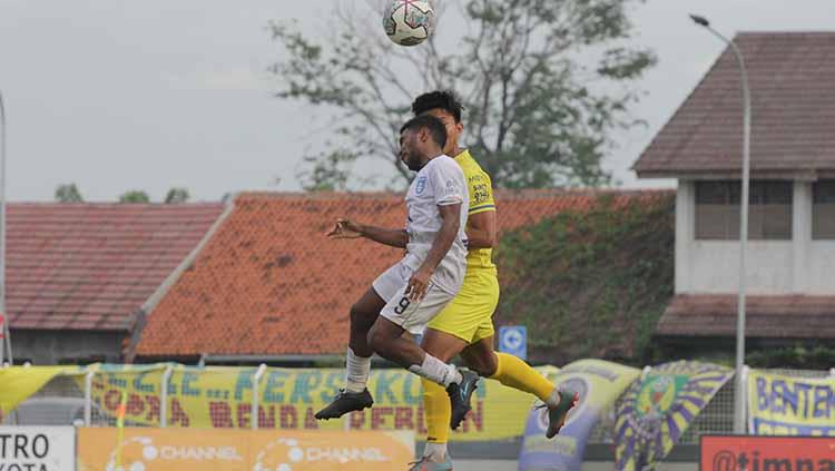 Situasi pertandingan duel udara Persikota vs Belitong FC. FOTO: Persikota