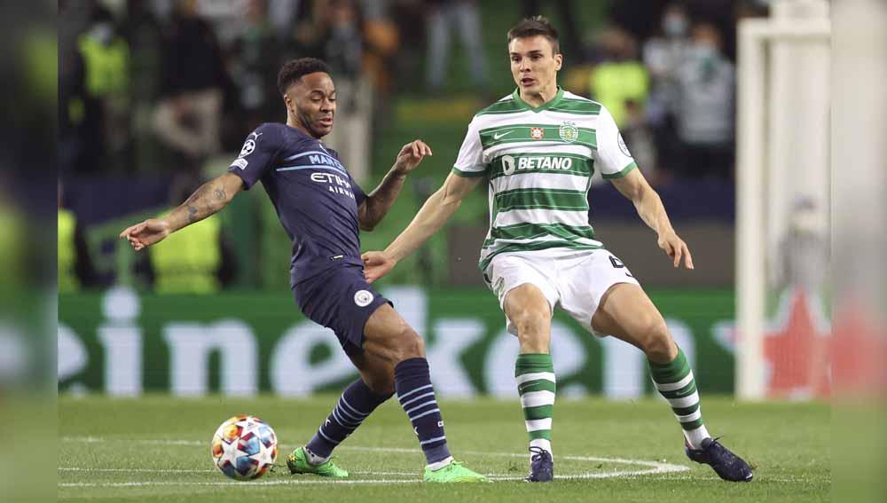 Duel pemain Sporting, Joao Palhinha dengan pemain Manchester City Raheem Sterling di Liga Champions. Foto: Reuters/Carl Recine