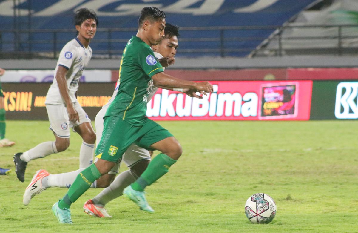 Striker Persebaya, Samsul Arif dijaga ketat oleh Bek Arema FC Bagas Adi pada pekan ke-27 BRI Liga 1 2021/2022 di Stadion Kapten I Wayan Dipta, Gianyar, Kamis (24/02/22).