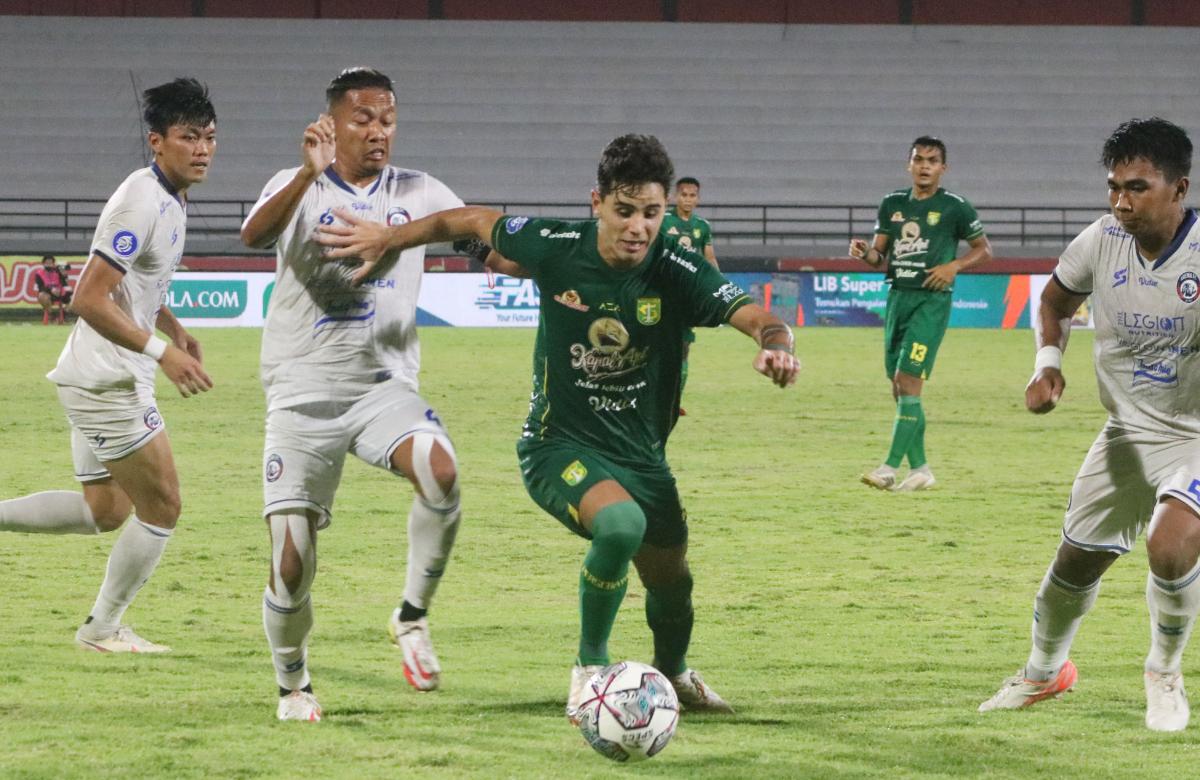 Aksi gelandang Persebaya, Bruno Moreira melewati beberapa pemain Arema FC pada pekan ke-27 BRI Liga 1 2021/2022 di Stadion Kapten I Wayan Dipta, Gianyar, Kamis (24/02/22).