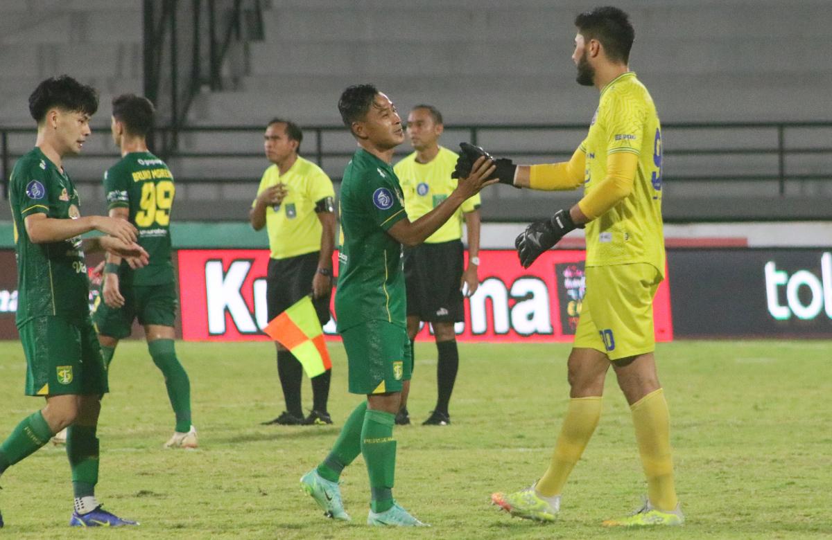 Samsul Arif dalam pertandingan Liga 1 antara Persebaya Surabaya vs Arema FC.