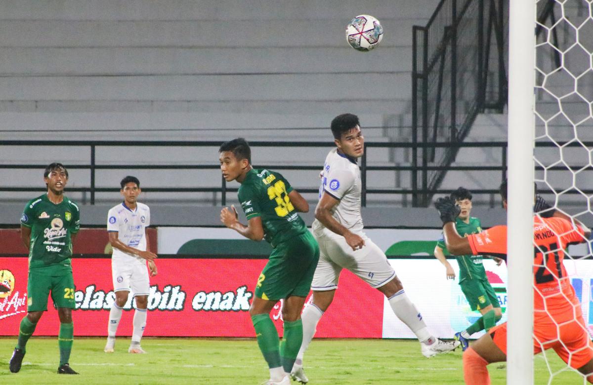Sundulan striker Arema FC, Muhammad Rafli yang sempat membuat gol ke gawang Persebaya pada pekan ke-27 BRI Liga 1 2021/2022 di Stadion Kapten I Wayan Dipta, Gianyar, Kamis (24/02/22). Namun sayang, gol tersebut dianulir karena offside.