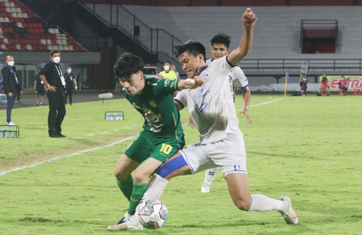 Duel antara gelandang Persebaya, Taisei Marukawan (kiri) dengan striker Arema FC, Feby Eka Putra (kanan) pada pekan ke-27 BRI Liga 1 2021/2022 di Stadion Kapten I Wayan Dipta, Gianyar, Kamis (24/02/22).