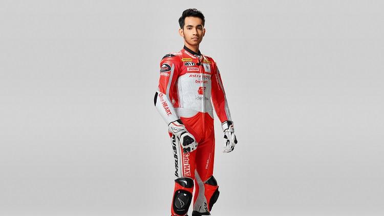 Rider Astra Honda Racing Team, Andi Gilang, kelaur sebagai juara meski posisi dalam race diapit oleh beberapa pembalap asal Malaysia pada Sabtu (26/03/22).
