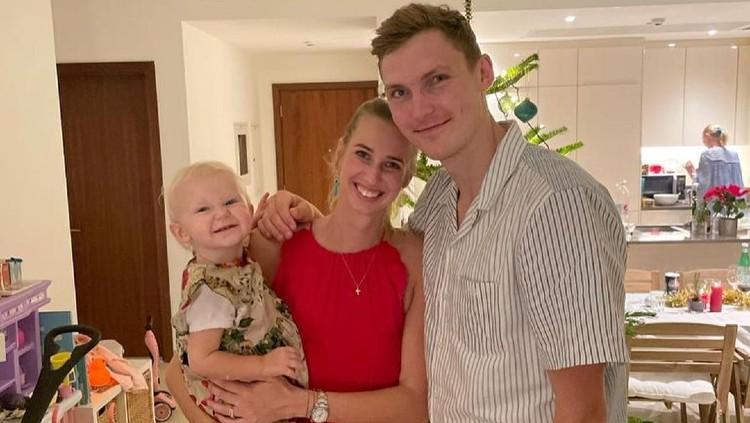 Pebulu tangkis Viktor Axelsen bersama tunangannya, Natalia Rohde dan sang anak, Baby Vega.
