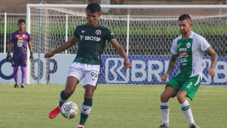 Penyerang Tira Persikabo, Dimas Drajad saat dibayangi bek PSS Sleman, Aaron Evans dalam lanjutan Liga 1 2021/2022. Foto : Nofik Lukman Hakim/INDOSPORT