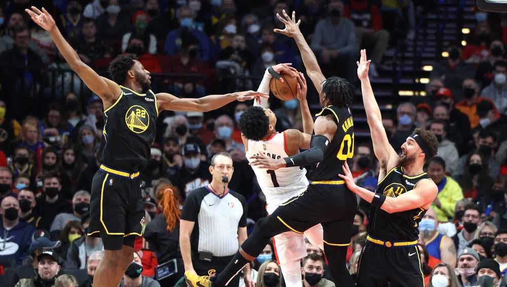 Dengan roster yang tak semenkilap dulu, Golden State Warriors kini songsong play-off NBA 2022 dengan ekspektasi lebih rendah namun tak berkecil hati. Foto: Reuters/Jaime Valdez - INDOSPORT