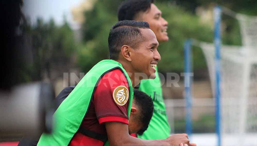 Kesuksesan Bali United meraih gelar juarai BRI Liga 1 2021/2022 membuat dua pemainnya yakni Eky Taufik dan Abduh Lestaluhu mencetak rekor unik. Foto: Nofik Lukman Hakim/Indosport.com