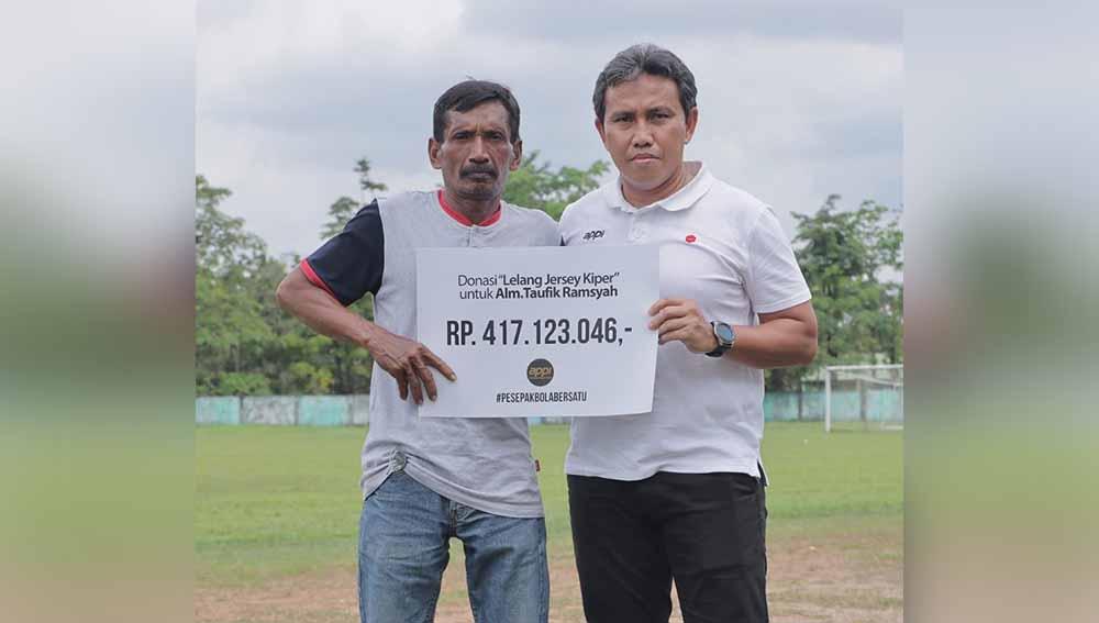 Dewan pembina APPI, Bima Sakti (kanan) menyerahkan donasi ke keluarga Alm kiper Tornado FC Pekan Baru. Foto: APPI