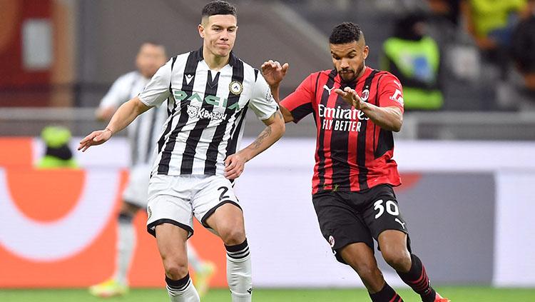 Perebutan bola antara pemain AC Milan dengan Udinese di Liga Italia. - INDOSPORT