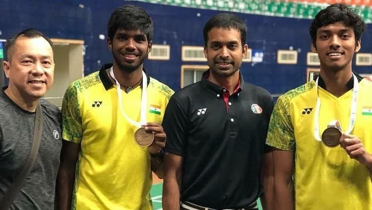Pelatih bulutangkis Tan Kim Her (paling kiri) bersama Chirag Shetty dan Satwiksairaj Rankireddy.