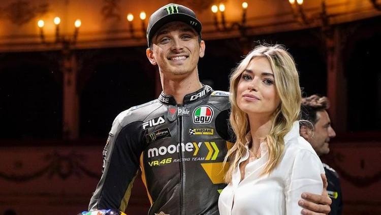 Pembalap MotoGP Luca Marini bersama sang kekasih, Marta Vincenzi.