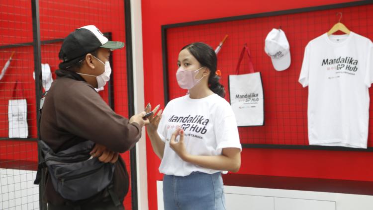 Maudina Syifa, dara cantik yang mengajak pengujung Mandalika GP Hub di Jakarta untuk bermain game dan memberikan informasi terkait MotoGP Mandalika.