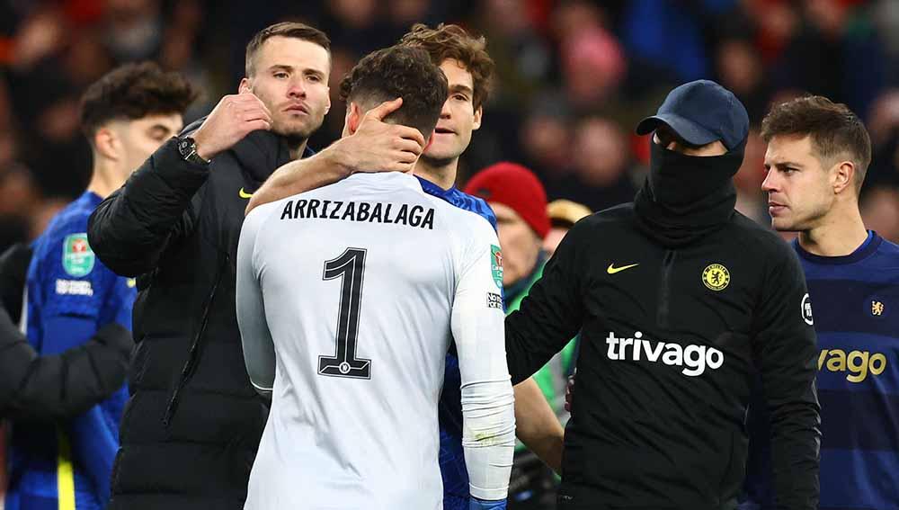 Penjaga gawang Chelsea, Kepa Arrizabalaga usai gagal mengeksekusi penalti di final Piala Liga Inggris melawan Liverpool. Foto: REUTERS/David Klein - INDOSPORT
