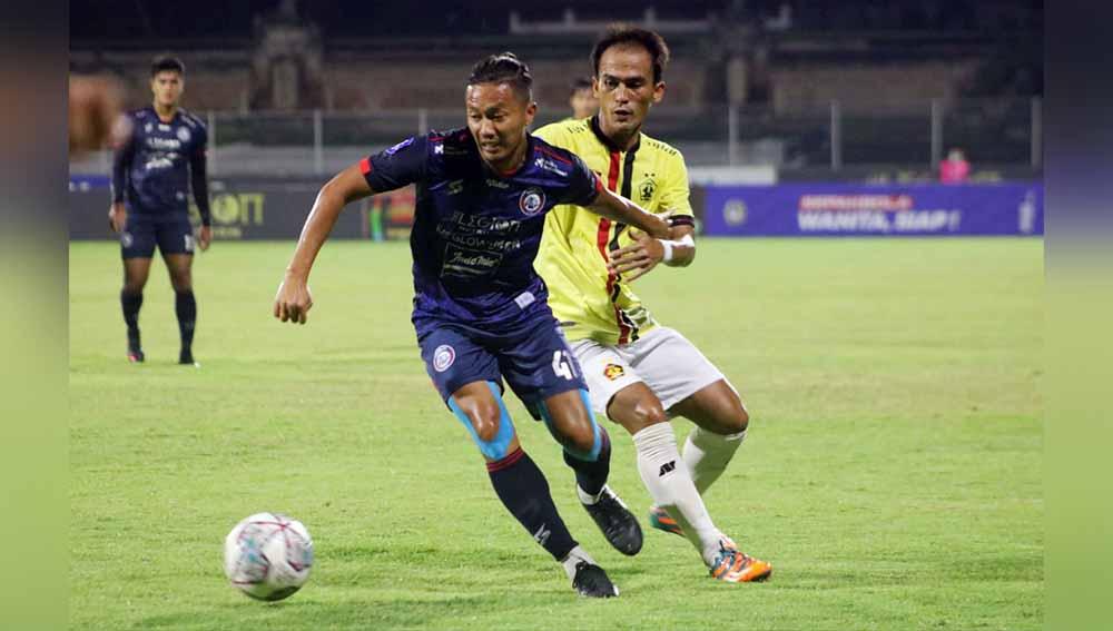 Dendi Santoso menyampaikan permintaan maaf kepada suporter, pasca mencetak gol bunuh diri dalam kekalahan Arema FC dari Bali United di Liga 1, Selasa (15/03/22).Foto: Nofik Lukman Hakim/Indosport.com - INDOSPORT