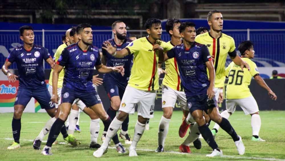 Duel para pemain Arema FC dan Persik Kediri di BRI Liga 1. Foto: Nofik Lukman Hakim/Indosport.com - INDOSPORT