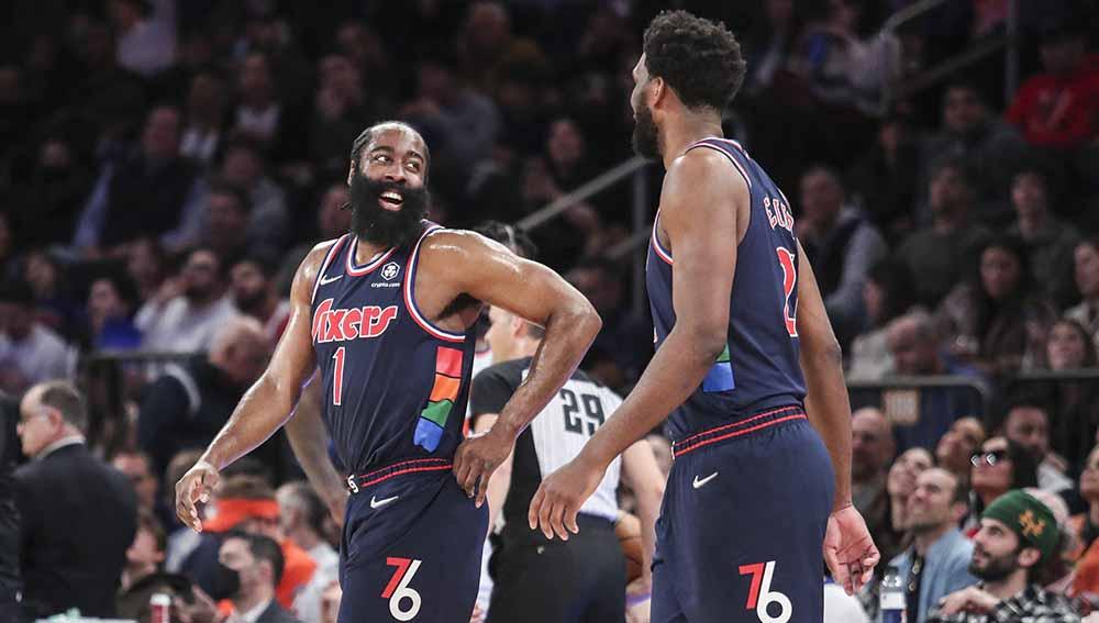 James Harden dan Joel Embiid di laga New York Knicks vs Philadelphia 76ers. Foto: Reuters/Wendell Cruz
