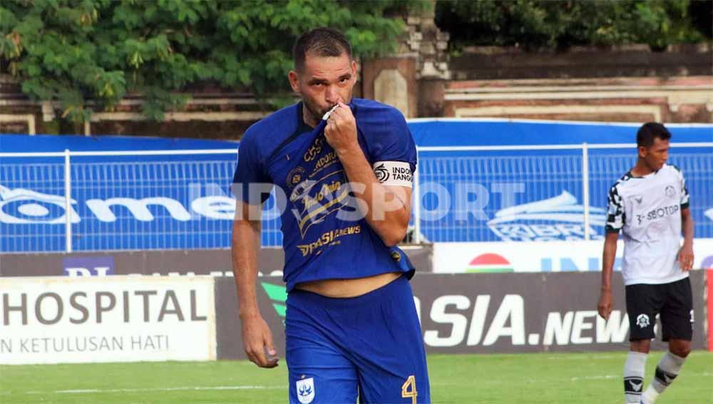 Selebrasi pemain PSIS Semarang, Wallace Costa usai mencetak gol ke gawang Tira-Persikabo di BRI Liga 1. Foto: Nofik Lukman Hakim/Indosport.com