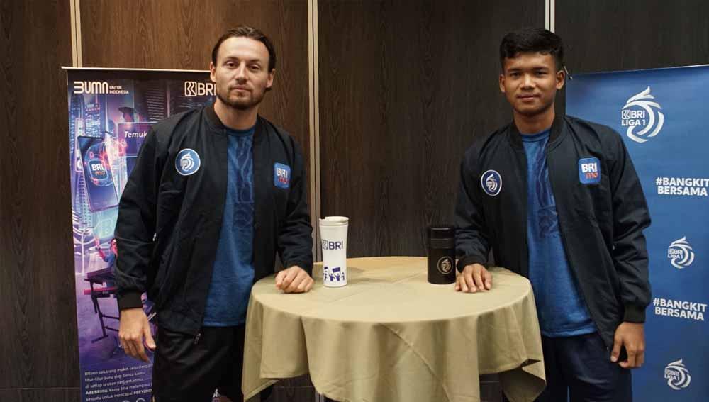 Marc Klok (kiri) dan Bayu Fikri dalam kegiatan yang digelar BRI selaku sponsor kompetisi Liga 1 2021/2022.