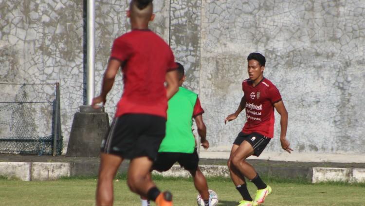 Bek Bali United, I Made Andhika Wijaya dalam sesi latihan di Lapangan Karya Manunggal, Sidakarya, Denpasar. (Foto: Nofik Lukman Hakim/INDOSPORT)