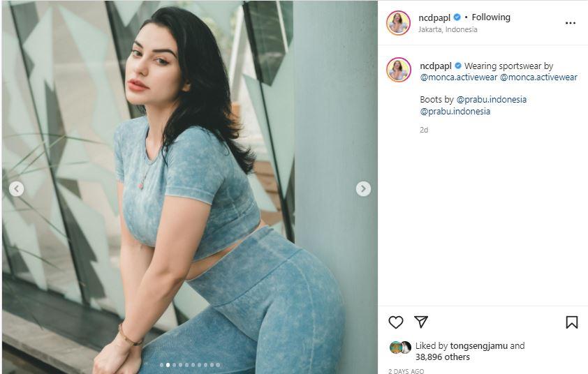 Istri Jerinx SID, Nora Alexandra, menunjukkan penampilan super seksi saat mengenakan bikini pink di pantai. Tubuh bugarnya berkat olahraga bikin pangling.