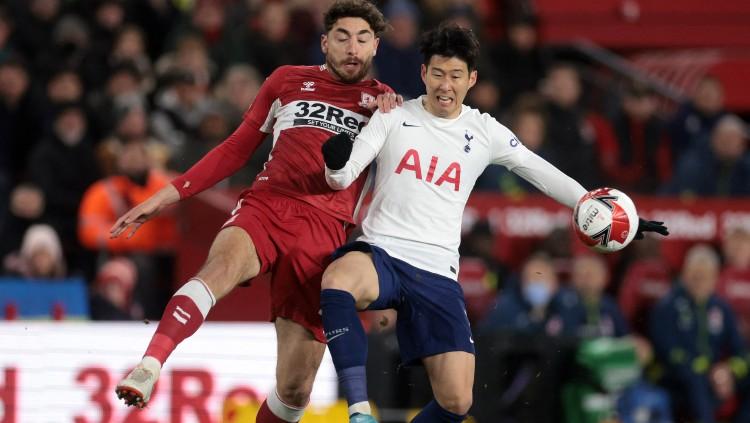 Son Heung-min (kanan) berduel memperebutkan bola di laga Middlesbrough vs Tottenham (02/03/22). (Foto: Reuters/Lee Smith) - INDOSPORT