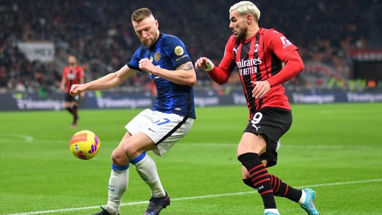 Theo Hernandez (kanan) mencoba merebut bola dari penguasaan Milan Skrinia (02/03/22). (Foto: REUTERS/Daniele Mascolo)