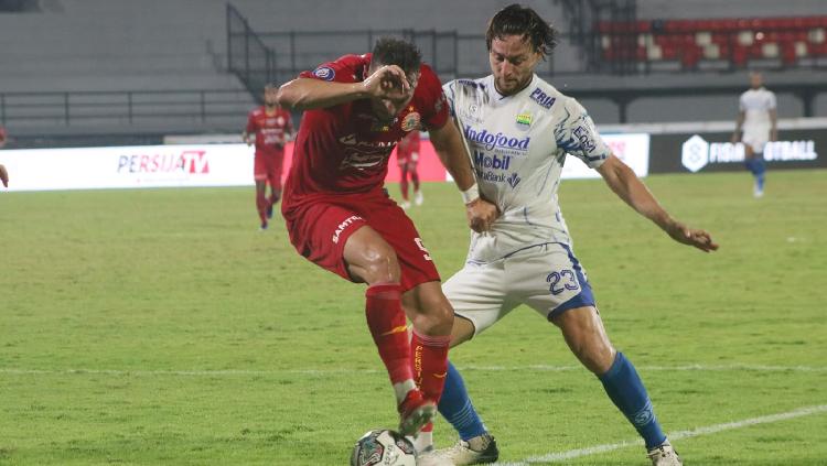 Pergerakan penyerang Persija Jakarta, Marko Simic ditempel ketat Marc Klok. Foto : Nofik Lukman Hakim/INDOSPORT