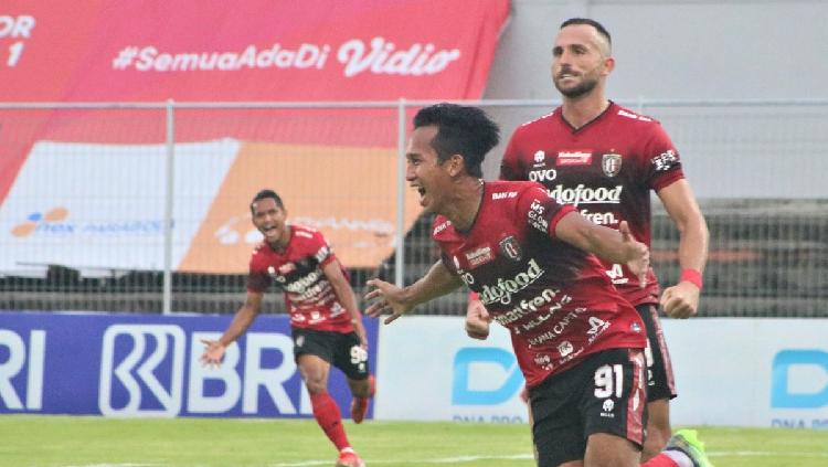 Selebrasi gol M Rahmat usai menjebol gawang Persela Lamongan dalam BRI Liga 1 2021-2022 di Stadion Kompyang Sujana, Denpasar, Selasa (1/3/22). Foto: Nofik Lukman Hakim/INDOSPORT