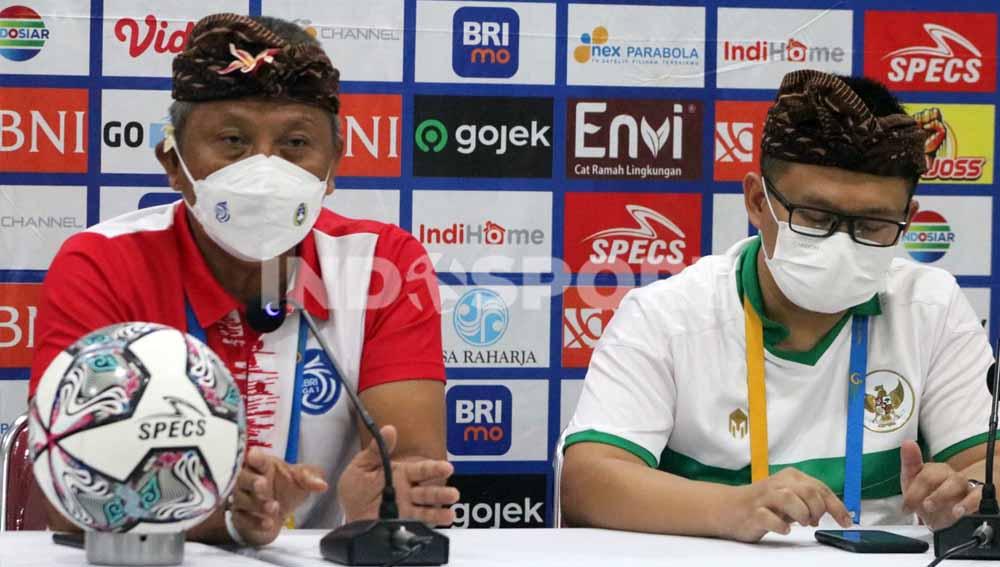 Direktur Operasional PT LIB, Sudjarno didampingi deputinya, Asep Saputra saat memberi keterangan terkait pelaksanaan seri 5 Liga 1 di ruang media Stadion Kapten I Wayan Dipta, Gianyar, Selasa (1/3/22) malam. Foto: Nofik Lukman Hakim/Indosport.com