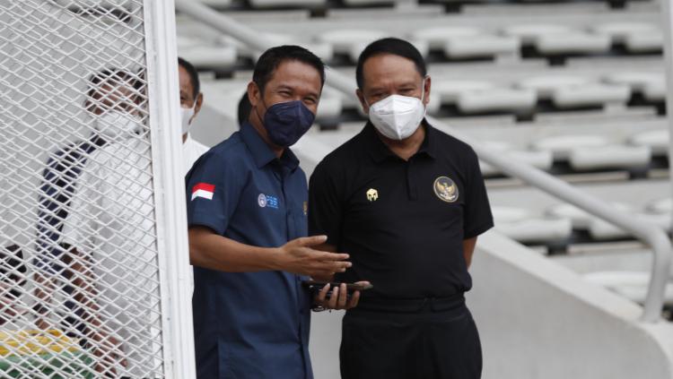 Menpora Zainudin Amali didampingi Sekjen PSSI Yunus Nusi memantau latihan Timnas Indonesia.