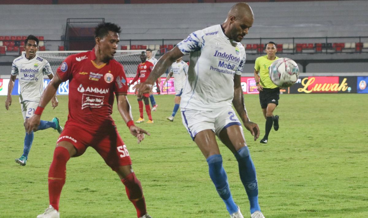 Bek Persija, Maman Abdurahaman mengawal pergerakan striker Persib, David da Silva (kanan) pada pekan ke-28 BRI Liga 1 di Stadion Kapten I Wayan Dipta, Gianyar, Selasa (01/03/22).