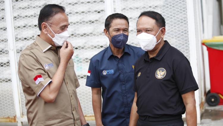 Menpora Zainudin Amali didamping ketua Umum PSSI Mochamad Iriawan dan Sekjen PSSI Yunus Nusi memantau latihan Timnas Indonesia U-19 sebelum berangkat TC ke Korea Selatan sebagai persiapan Piala Dunia U-20 2023 di Stadion Madya Senayan, Rabu (02/03/22).