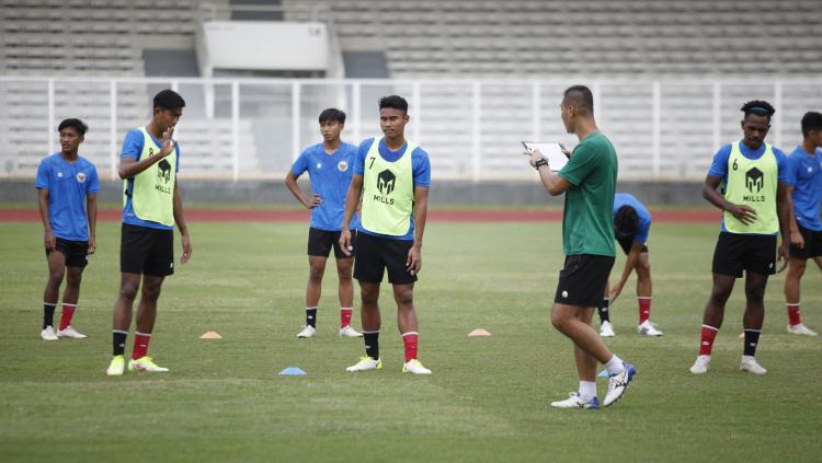 Latihan Timnas Indonesia U-19 sebelum berangkat TC ke Korea Selatan sebagai persiapan Piala Dunia U-20 2023 di Stadion Madya Senayan, Rabu (02/03/22).