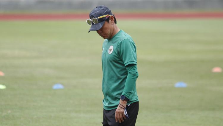 Pelatih Timnas Indonesia Shin Tae-yong saat memimpin latihan Timnas U-19 di Stadion Madya Senayan, Rabu (02/03/22).