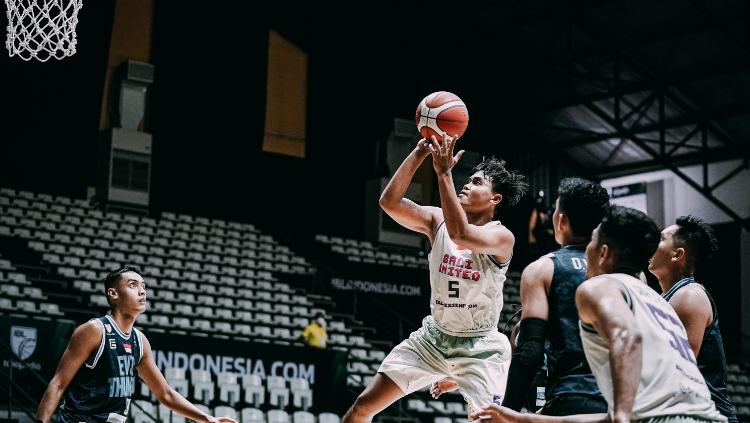 Bali United Basketball (putih) sukses mengatasi perlawanan Evos Thunder Bogor (hitam) dengan keunggulan 56-38 dalam laga lanjutan Kompetisi IBL 2022 di Hall A Basket, Senayan pada Kamis (03/03/22).