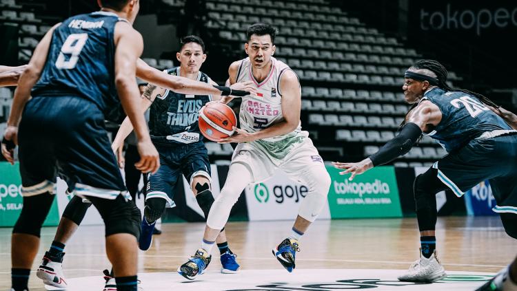 Bali United Basketball (putih) sukses mengatasi perlawanan Evos Thunder Bogor (hitam) dengan keunggulan 56-38 dalam laga lanjutan Kompetisi IBL 2022 di Hall A Basket, Senayan pada Kamis (03/03/22).