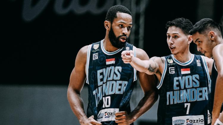 Bali United Basketball sukses mengatasi perlawanan Evos Thunder Bogor dengan keunggulan 56-38 dalam laga lanjutan Kompetisi IBL 2022 di Hall A Basket, Senayan pada Kamis (03/03/22).