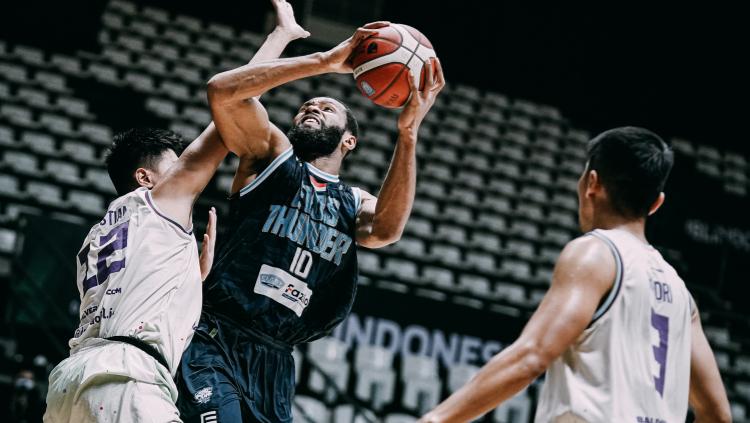 Bali United Basketball (putih) sukses mengatasi perlawanan Evos Thunder Bogor (hitam) dengan keunggulan 56-38 dalam laga lanjutan Kompetisi IBL 2022 di Hall A Basket, Senayan pada Kamis (03/03/22).