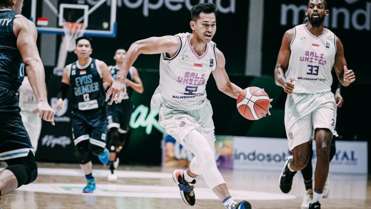 Bali United Basketball (putih) sukses mengatasi perlawanan Evos Thunder Bogor (hitam) dengan keunggulan 56-38 dalam laga lanjutan Kompetisi IBL 2022 di Hall A Basket, Senayan pada Kamis (03/03/22).