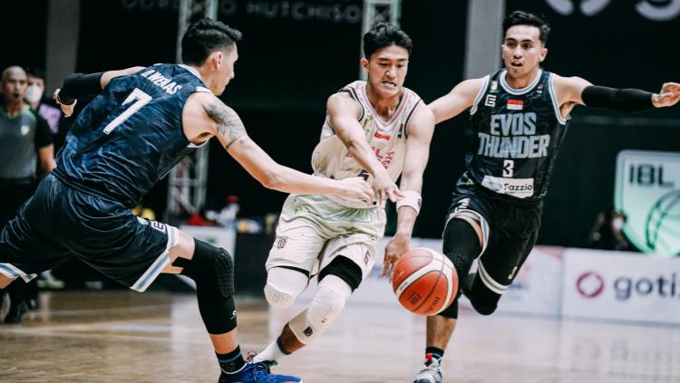 Bali United Basketball (putih) sukses mengatasi perlawanan Evos Thunder Bogor (hitam) dengan keunggulan 56-38 dalam laga lanjutan Kompetisi IBL 2022 di Hall A Basket, Senayan pada Kamis (03/03/22).