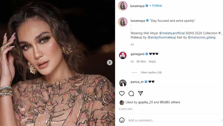 Artis kenamaan Indonesia, Luna Maya menikmati bermain tenis dengan setelan serba hitam yang bak menjelma menjadi bidadari lapangan.