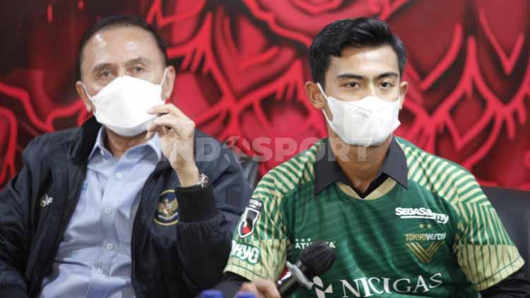 Acara pelepasan Pratama Arhan oleh PSSI jelang keberangkatan ke Jepang untuk bergabung dengan Tokyo Verdy di kantor PSSI, Jumat (04/03/22). Foto: Herry Ibrahim/Indosport.com